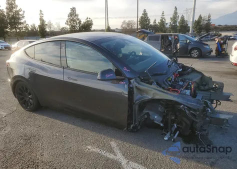 2024 Tesla Model Y z USA, uszkodzony, nr VIN 7SAYGDED7RF056973